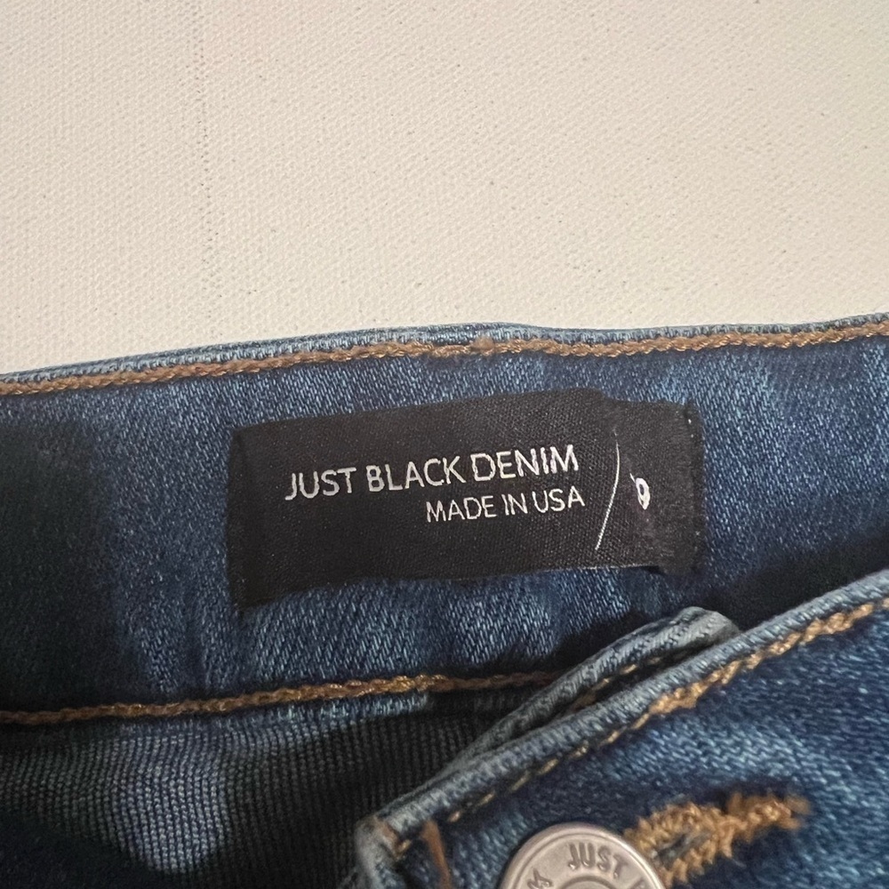 EUC Women's Just Black Denim Rolled Up Shorts Size 29 (C3)‎ - Picture 3 of 4